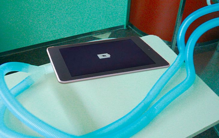 Quería cargar el celular y desconectó el respirador de su abuelo