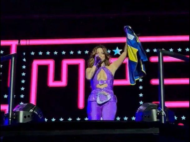 Video: Emilia Mernes festejó la victoria de Boca ante River en pleno recital