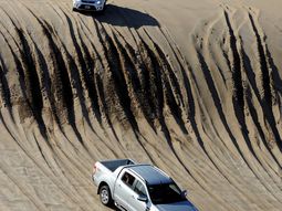 ford deja que los turistas prueben sus 4x4 por las playas de carilo ford deja que los turistas prueben sus 4x4 por las playas de carilo