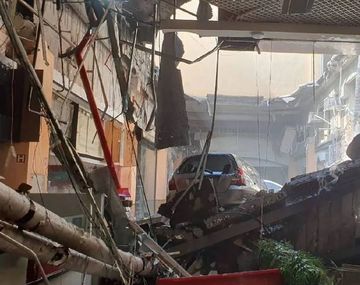 Brasil: se derrumbó el techo de un shopping y cuatro autos cayeron en el patio de comidas