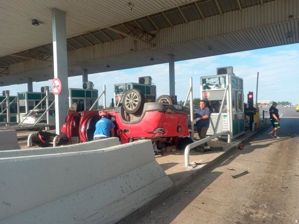 Córdoba: una camioneta volcó en un peaje y murió un hombre
