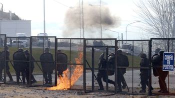 un docente fue herido de bala frente a la legislatura de neuquen un docente fue herido de bala frente a la legislatura de neuquen