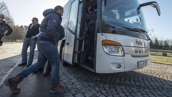 intolerante: intendente aleman le mando a merkel 51 refugiados sirios intolerante: intendente aleman le mando a merkel 51 refugiados sirios