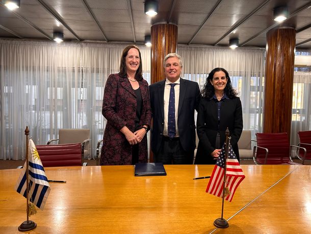 La embajadora Heide Fulton suscribió el convenio con el canciller Francisco Bustillo y la ministra Azucena Arbeleche.