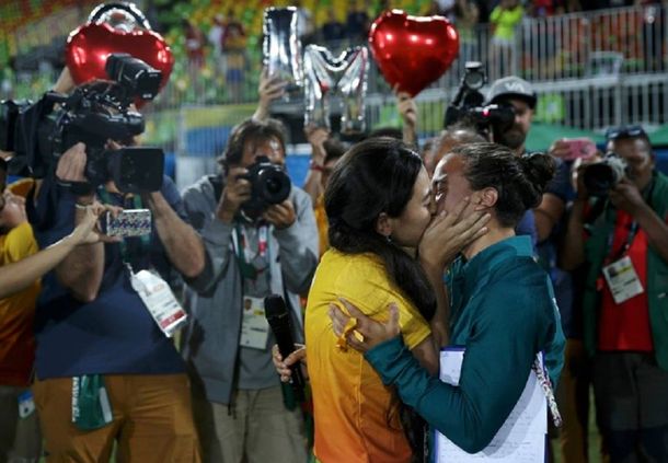 Una rugbier brasileña se comprometió con su novia en plena cancha