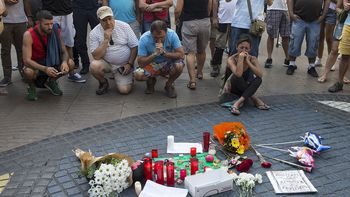 Una multitud recordó a las víctimas del atentado de Barcelona Una multitud recordó a las víctimas del atentado de Barcelona