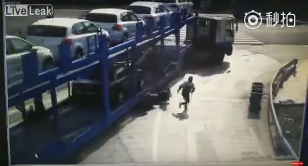 VIDEO: Un bebé sobrevive a un terrible choque entre una moto y un camión