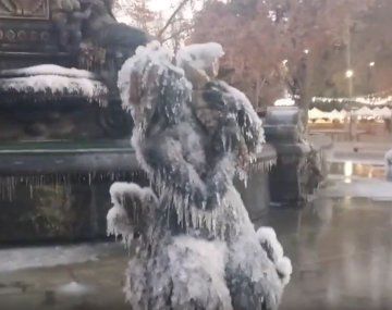 Se congeló la fuente de la plaza General San Martín (Video:@MATIPASCUALETTI)