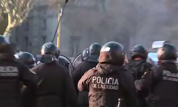 Incidentes en Plaza de Mayo mientras fans de Indio Solari despedían al músico.
