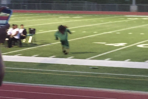 Mejor de zapatillas: se cayó adelante de toda la escuela durante su graduación