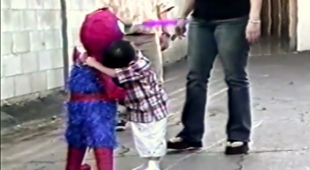 El nene más tierno del mundo: golpeaba a su piñata, pero terminó abrazándola