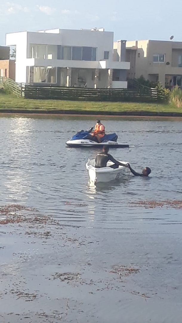 Van casi 3 días sin noticias del joven que cayó a un lago: continúa la intensa búsqueda