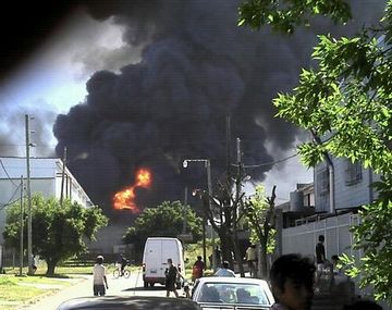 Un incendio destruyó una planta química de Burzaco