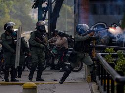 Militares chocaron con opositores a Nicolás Maduro Militares chocaron con opositores a Nicolás Maduro