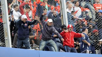incidentes de los hinchas del rojo porque estan cerca de la b incidentes de los hinchas del rojo porque estan cerca de la b