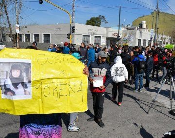 Crimen de Morena: realizaron un emotivo abrazo simbólico a la escuela en Lanús