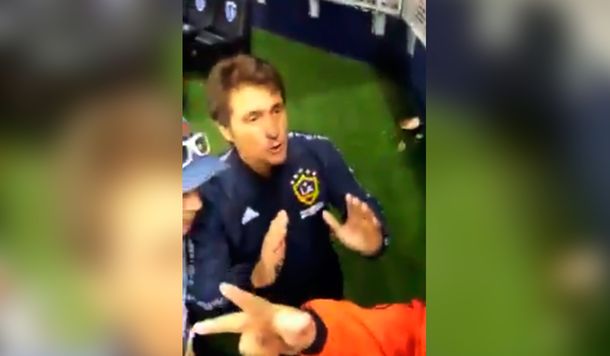 Un hincha de River se burló de Guillermo Barros Schelotto en Estados Unidos y el DT lo fue a buscar