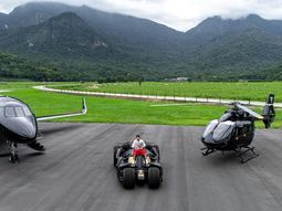 Neymar mostró sus vehículos inspirados en Batman valuados en más de 60.000.000 millones