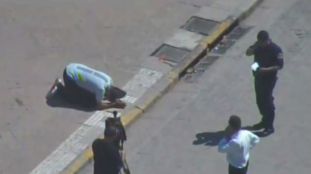 El hombre puso un cartón en el piso y se arrodilló para rezar