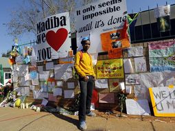 los sudafricanos expresan su devocion por mandela los sudafricanos expresan su devocion por mandela