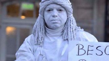 video: la estatua viviente que pide que vuelva cristina al grito de macri gato video: la estatua viviente que pide que vuelva cristina al grito de macri gato