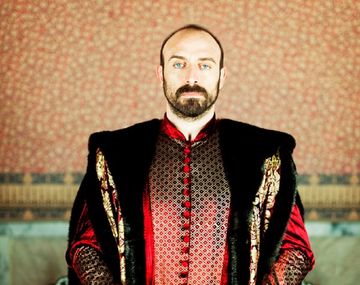 Halit Ergenç como el Sultán Suleimán