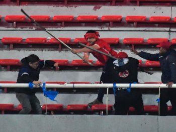 Impactante: un barra golpeó con un fierro a un joven hincha de la U. de Chile
