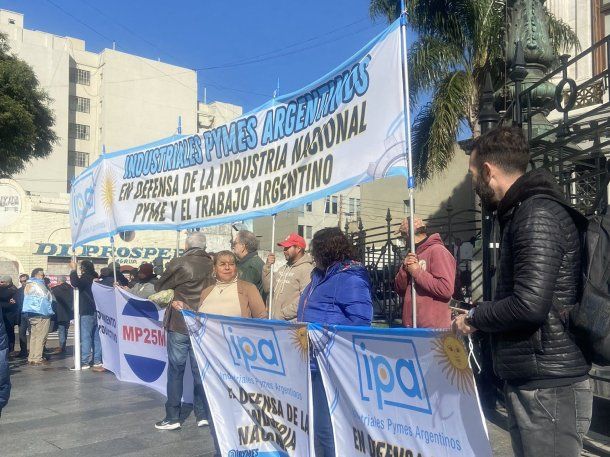 Empresarios pyme concentran frente al Congreso en protesta contra el RIGI