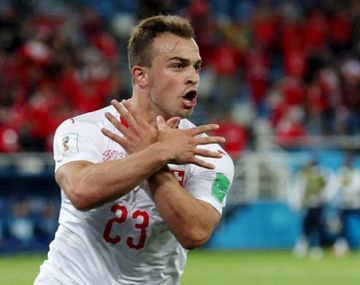 Xherdan Shaqiri celebra su gol haciendo también el águila de dos cabezas con sus manos