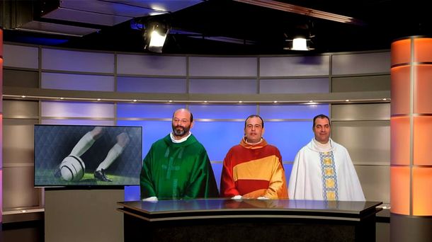 Cadena de televisión contrata a tres sacerdotes para comentar fútbol