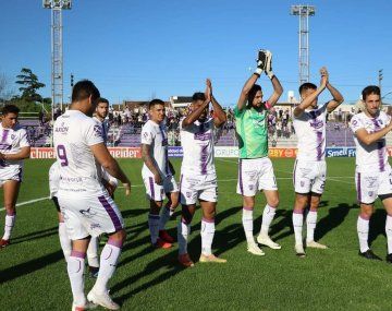 Villa Dálmine le rescindió el contrato a 16 jugadores tras el escándalo con Barracas Central