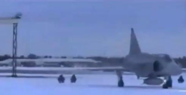 VIDEO: La fuerza aérea sueca esquía de la manera más peligrosa
