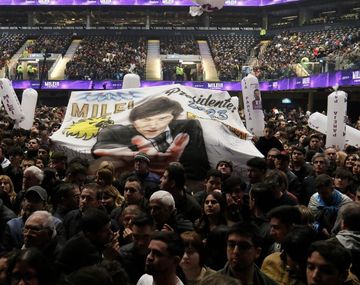 Milei cerró su campaña en el Movistar Arena con elogios a Menem y promesas de ajuste