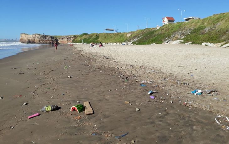 Las Delicias, playa de Camet, desborda de basura.
