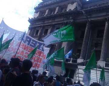 Una columna de docentes logró avanzar sobre el Congreso antes de la apertura de sesiones