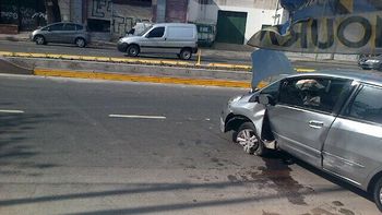 otro auto choco contra una parada del metrobus del sur otro auto choco contra una parada del metrobus del sur