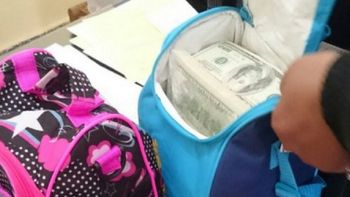 quiso entrar al pais con medio millon de dolares falsos en bolsitos y lo detuvieron quiso entrar al pais con medio millon de dolares falsos en bolsitos y lo detuvieron