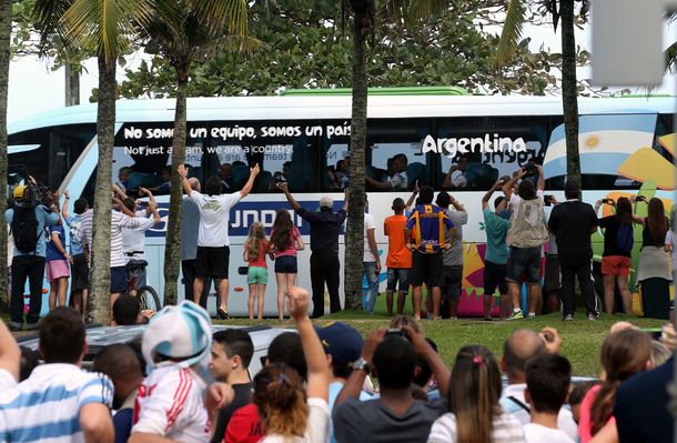 La copa del Mundo llegó al césped del Maracaná