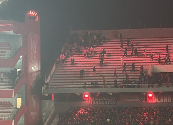 Grave: el momento en que la barra de Independiente ingresó a la tribuna visitante a atacar a los chilenos