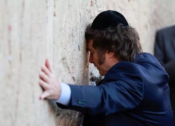 El presidente Javier Milei durante su visita al Muro de los Lamentos