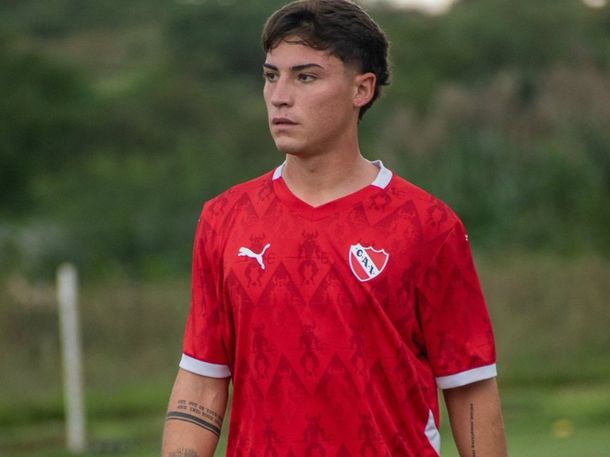 Nicolás Tomás Garrido Aparicio tiene 20 años y juega en la Reserva del Club Atlético Independiente.