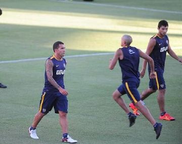 Tevez no entrenó por una molestia en la rodilla