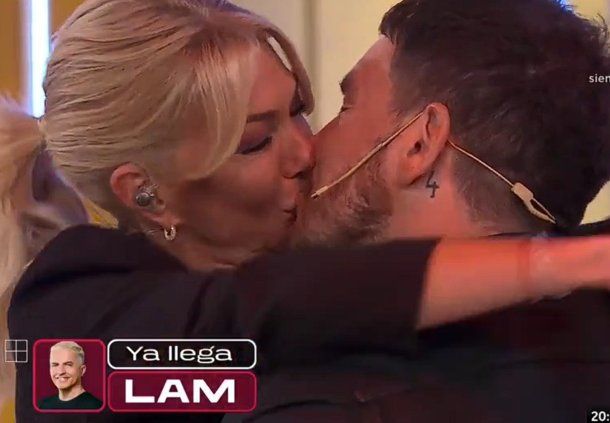 Le comió la boca: así fue el beso en vivo entre Yanina Latorre y Fede Bal Le comió la boca: así fue el beso en vivo entre Yanina Latorre y Fede Bal