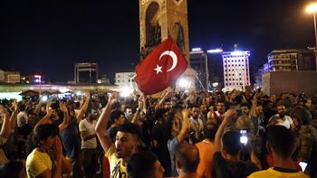 la poblacion se enfrenta al golpe en turquia: hay al menos 17 muertos la poblacion se enfrenta al golpe en turquia: hay al menos 17 muertos