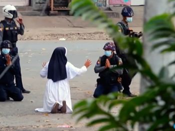 La conmovedora imagen de una monja que se arrodilló ante policías en Myanmar