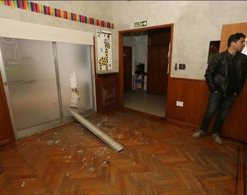 Dos chicos resultaron heridos en un jardín al caer una viga de hierro