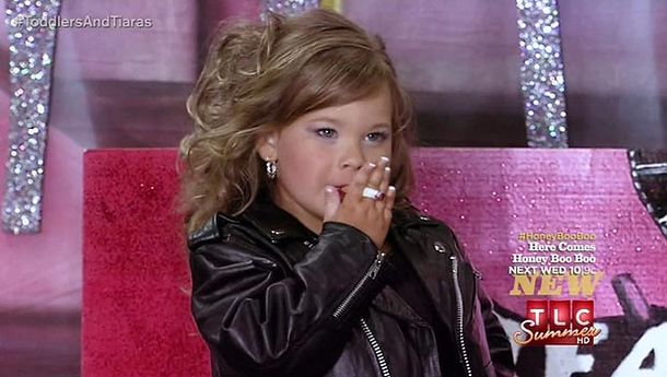 Polémica por una nena de cinco años que fuma