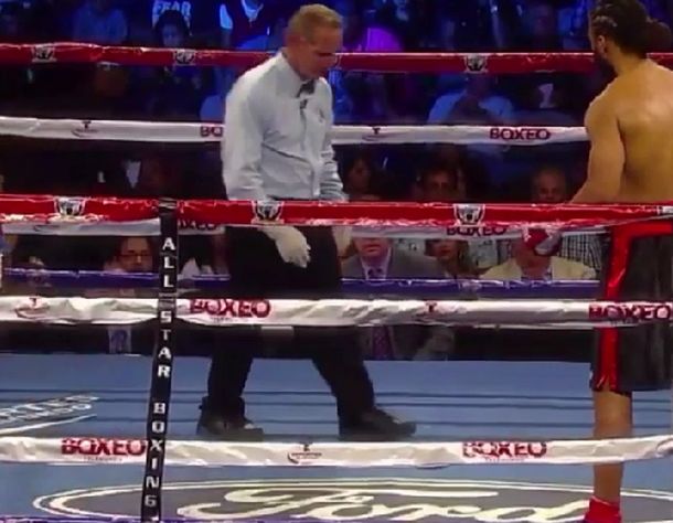 Insólito: a un boxeador se le cayó el celular en plena pelea