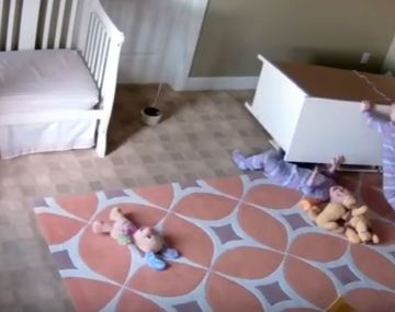 Uno de los gemelos corre el mueble para ayudar a su hermano atrapado