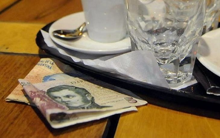 Un tribunal dejó al borde del juicio oral a tres indigentes que se llevaron la propina en un restaurante.